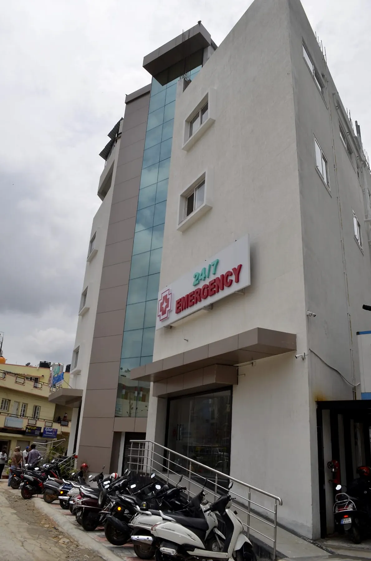 Dedicated 24/7 emergency entrance with ramp access