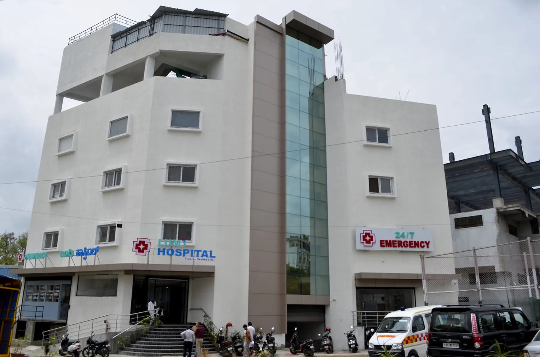 Front of Lumi Hospital with the main entrance and the 24/7 emergency entrance