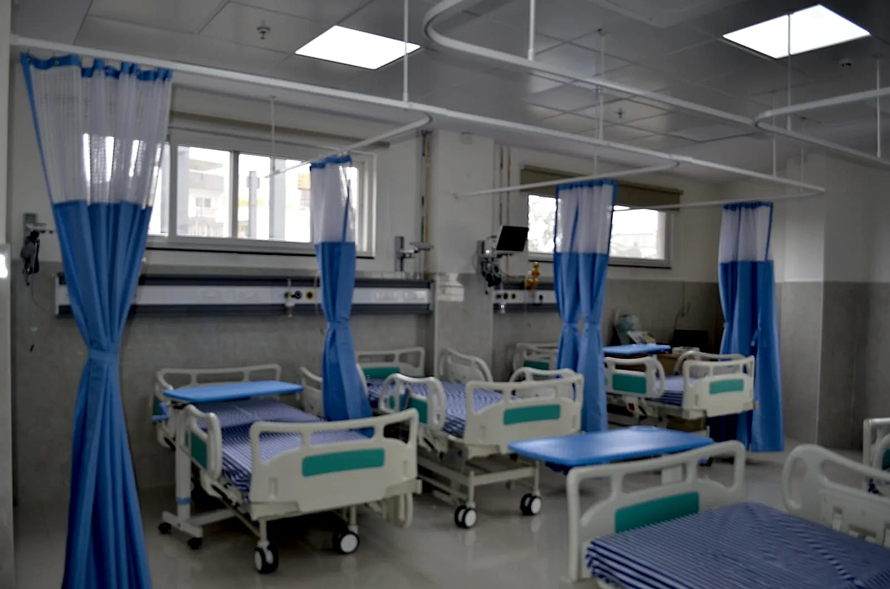 Intensive care unit with multiple monitored beds