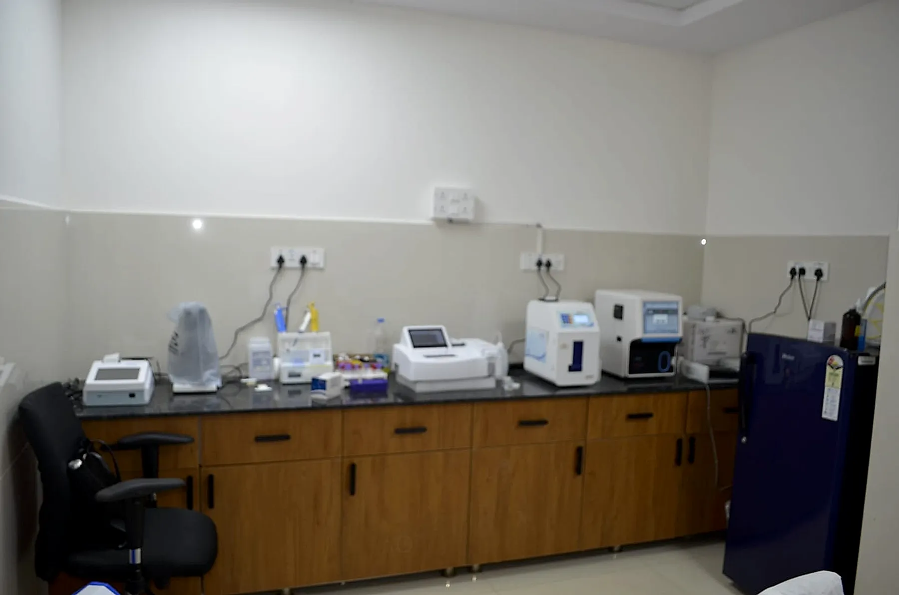In-house diagnostic laboratory with analysers