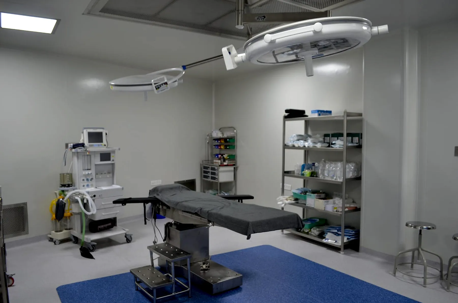 Operation theatre with ceiling-mounted surgical light