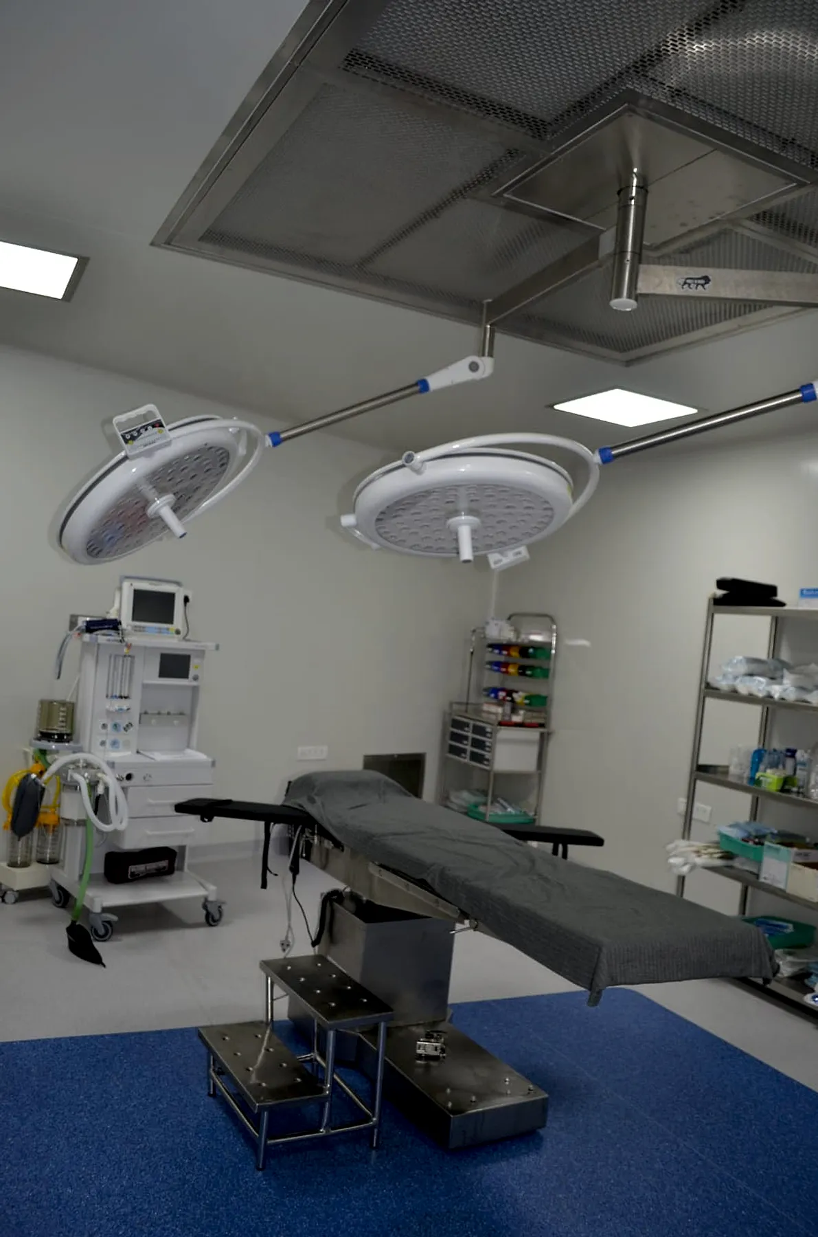 Operation theatre table under twin surgical lights