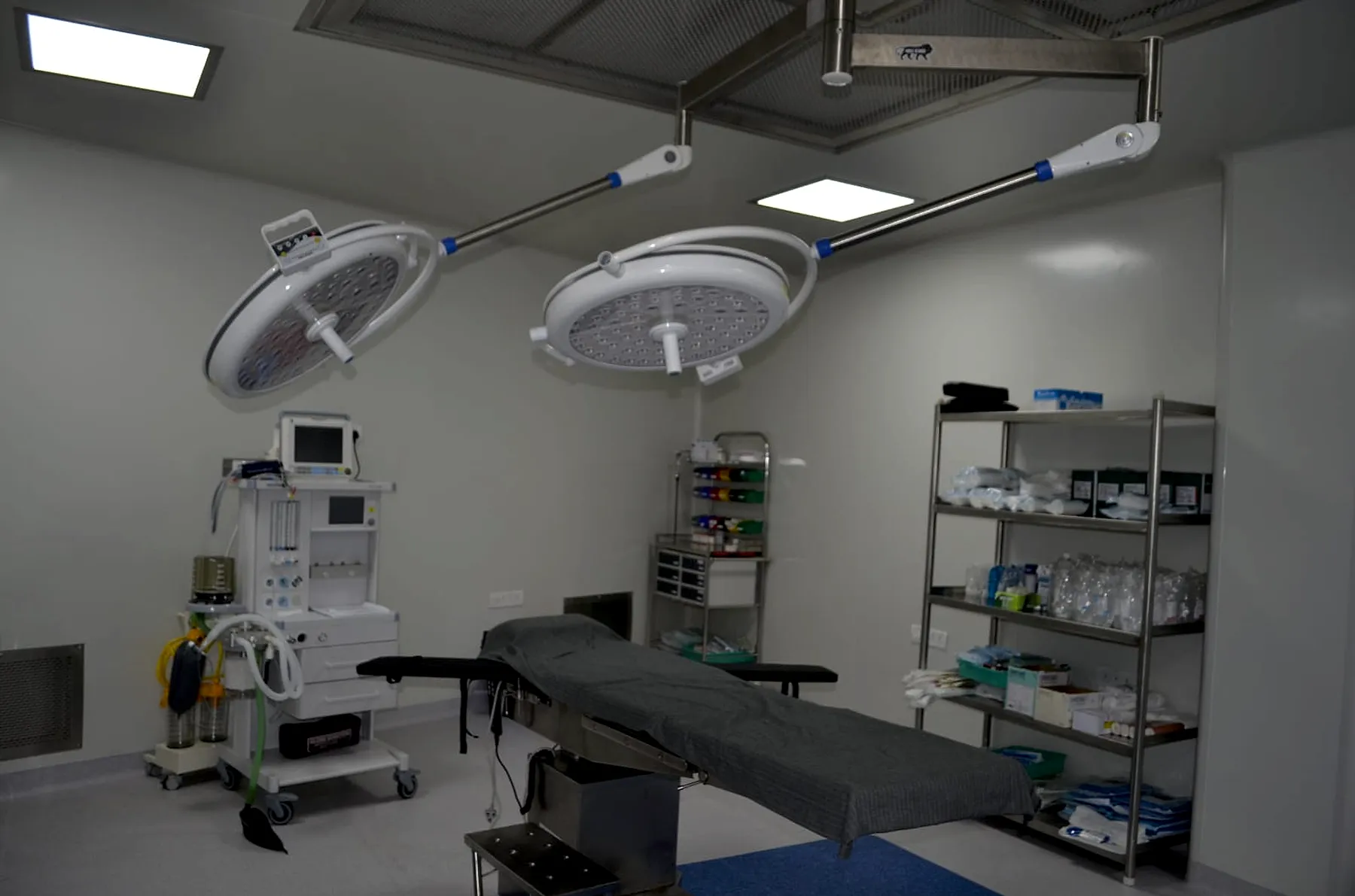 Modular operation theatre with surgical lights and anaesthesia workstation