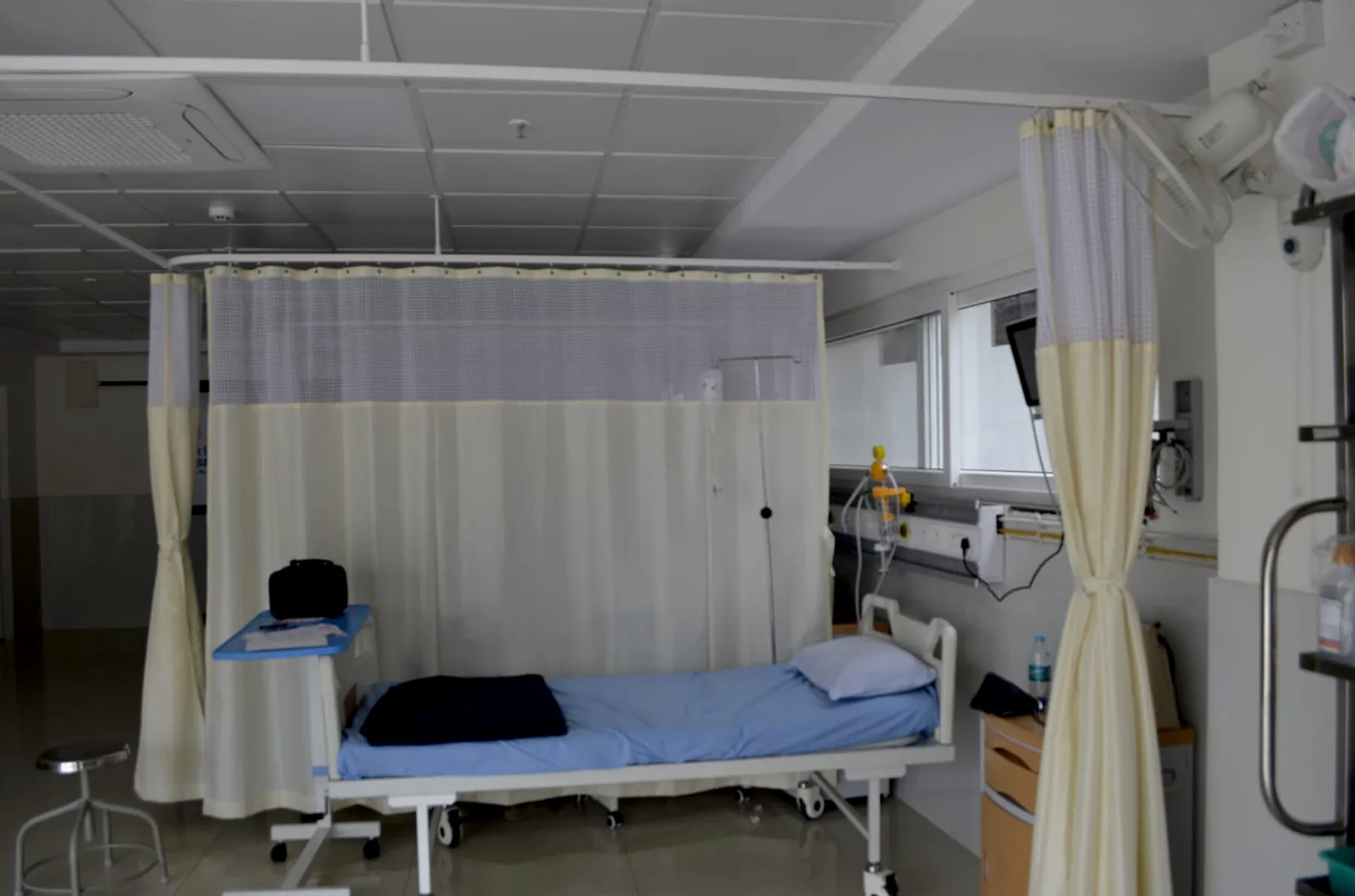 Ward bed with oxygen and monitoring at the bedside